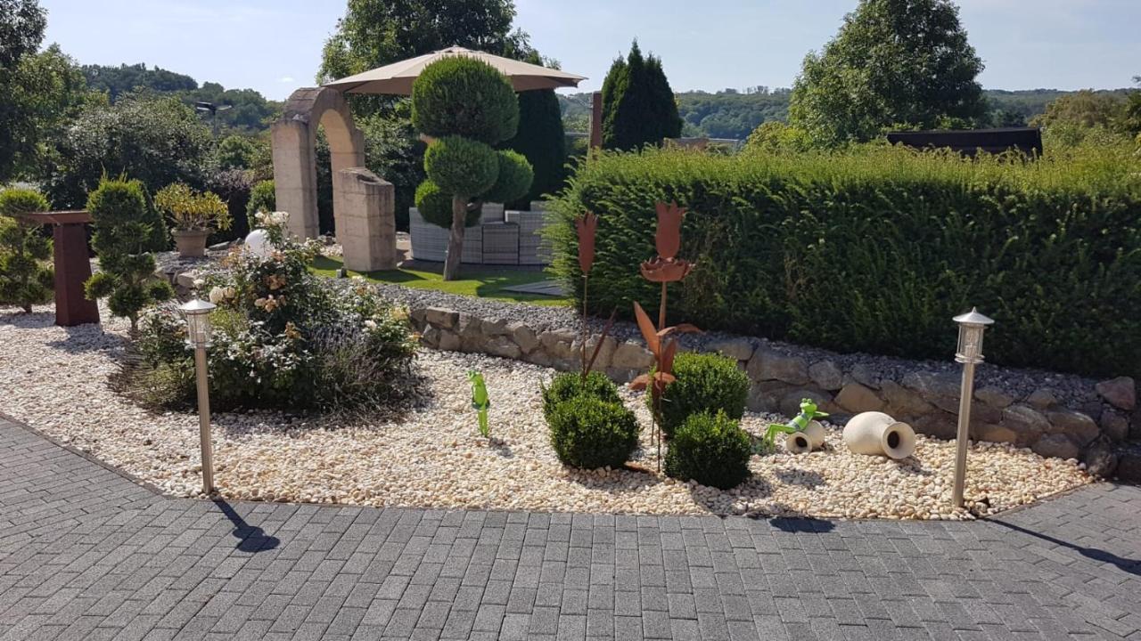 Hotel Garni Am Schloss Kottenheim Екстериор снимка